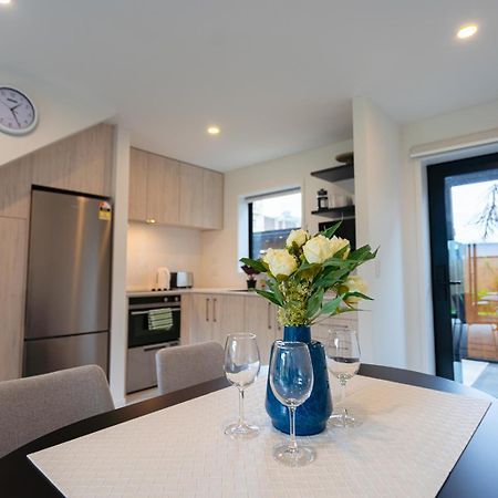 Modern 2 Bedroom Townhouse In Cbd With Parking! Sleeps 5 Christchurch Esterno foto