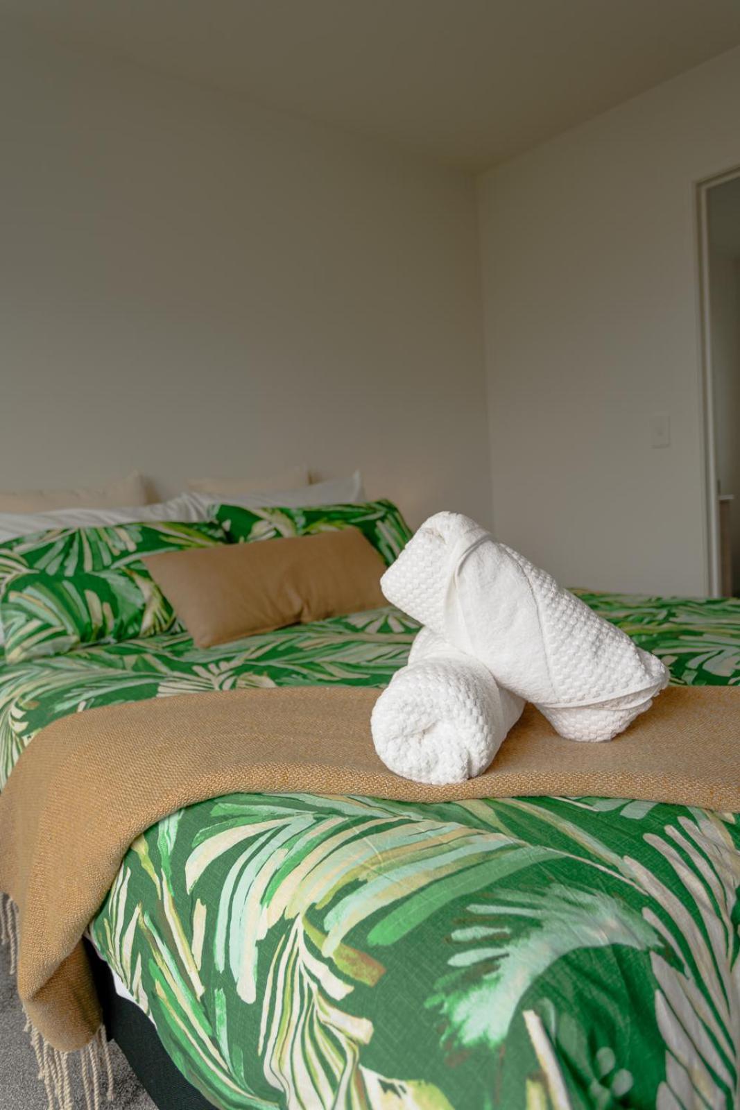 Modern 2 Bedroom Townhouse In Cbd With Parking! Sleeps 5 Christchurch Esterno foto