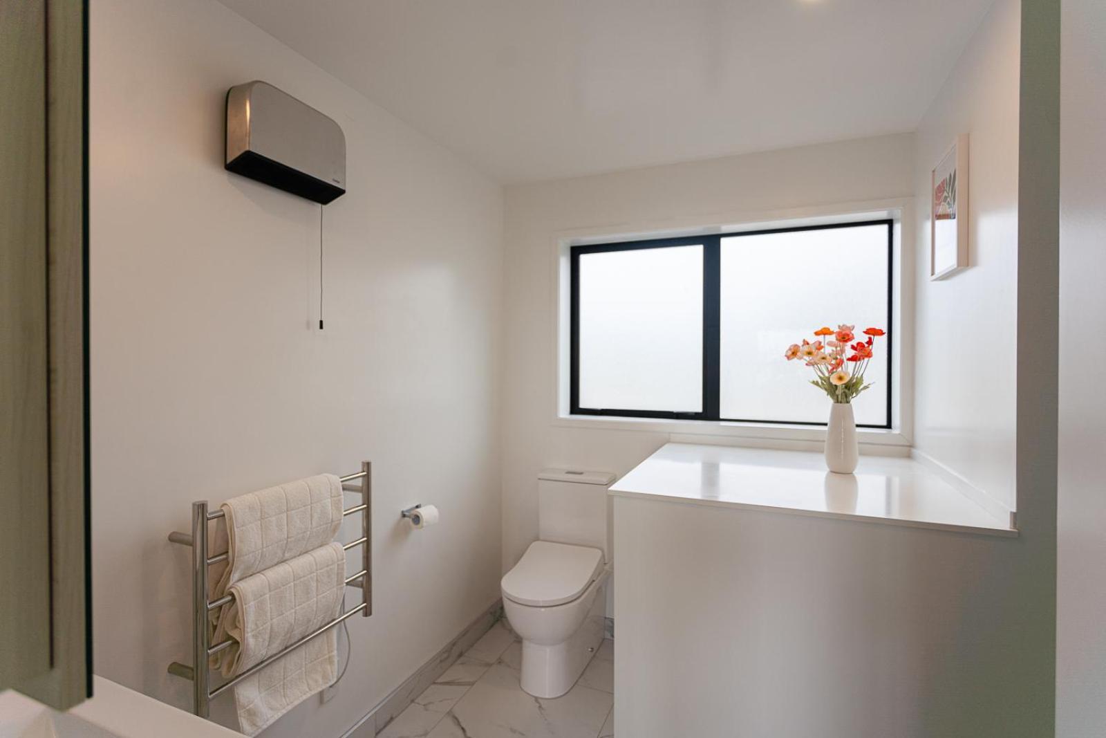 Modern 2 Bedroom Townhouse In Cbd With Parking! Sleeps 5 Christchurch Esterno foto