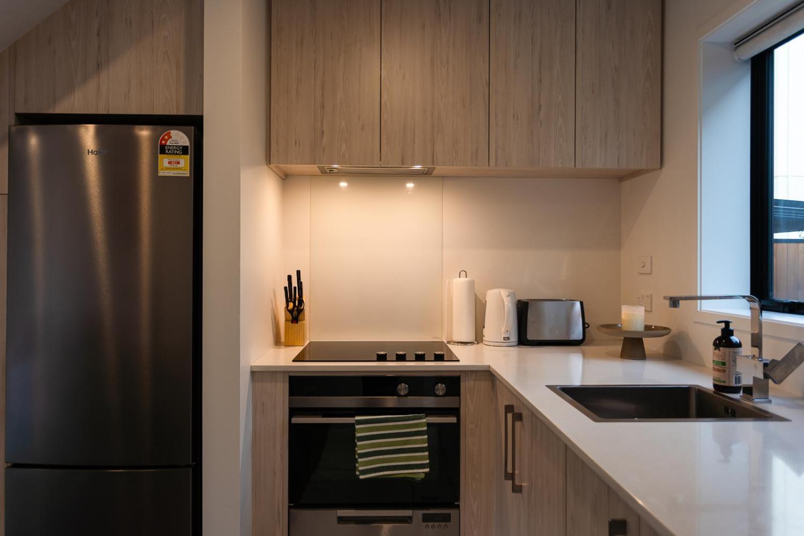Modern 2 Bedroom Townhouse In Cbd With Parking! Sleeps 5 Christchurch Esterno foto