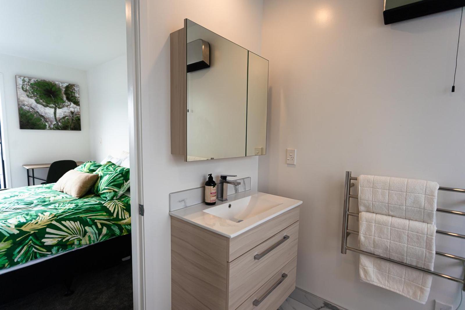 Modern 2 Bedroom Townhouse In Cbd With Parking! Sleeps 5 Christchurch Esterno foto