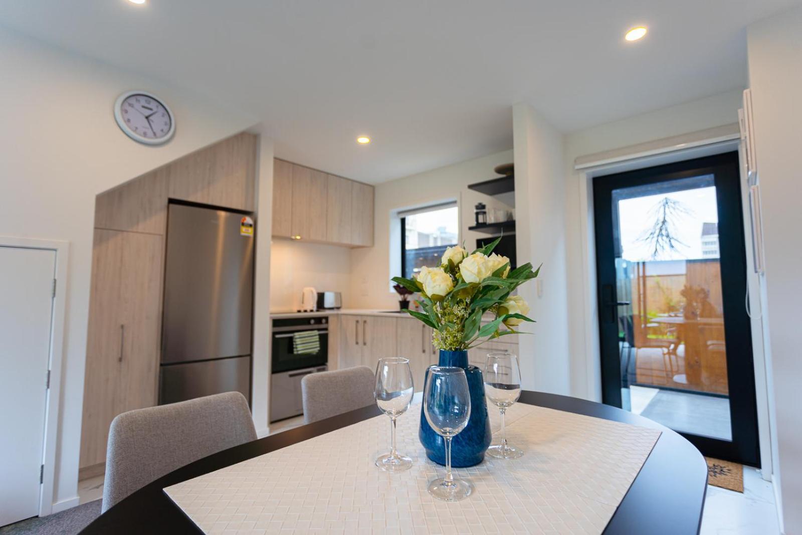 Modern 2 Bedroom Townhouse In Cbd With Parking! Sleeps 5 Christchurch Esterno foto
